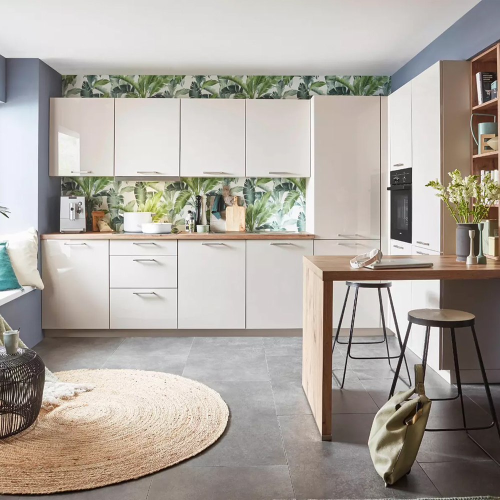 Nobilia Focus kitchen: High-gloss white lacquer cabinets with warm wood countertops, central island, and modern range hood.