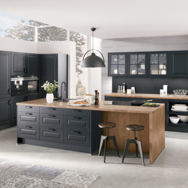 Nobilia Sylt Kitchen in Lacquered Black with warm wood tones and island