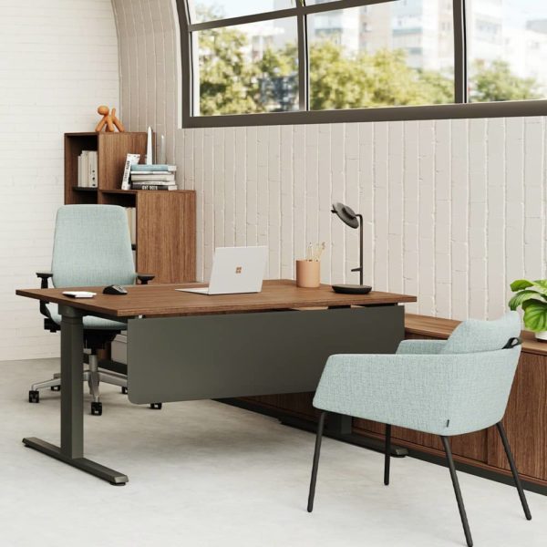 Steelcase Migration SE Desk – adjustable height office desk with modern, minimalist design, promoting ergonomic comfort and long-lasting use.