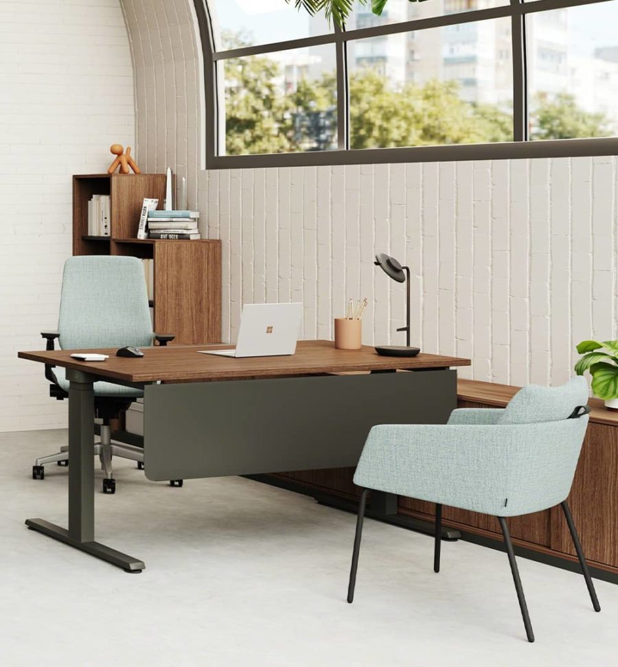 Steelcase Migration SE Desk – adjustable height office desk with modern, minimalist design, promoting ergonomic comfort and long-lasting use.