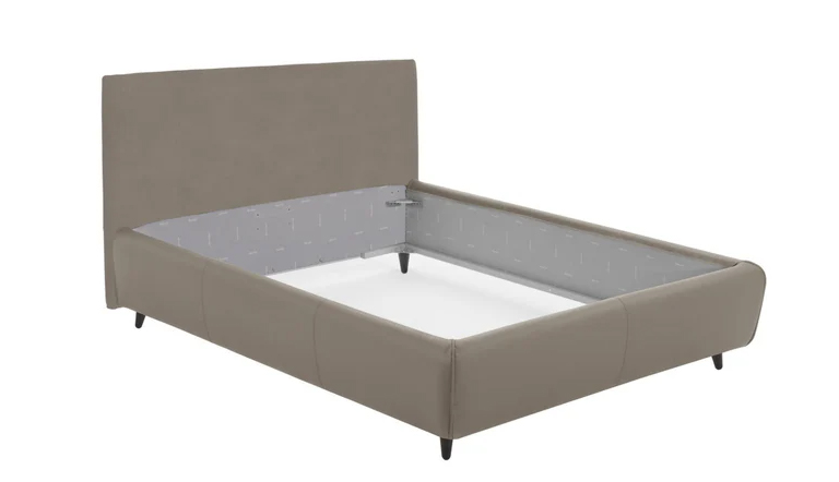 Bed structure composed of a headboard and bed frame, including four height-adjustable corners to support the bed base.
