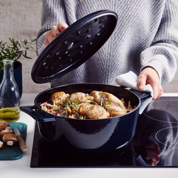 Brabantia Dutch Oven XL 28 cm in Night Blue with cast iron body enamel coating and moisture-returning lid for big batch meals