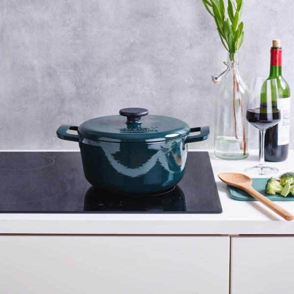Brabantia Dutch Oven 24 cm in Pine Green with cast iron build and self-basting lid for even slow-cooked flavour
