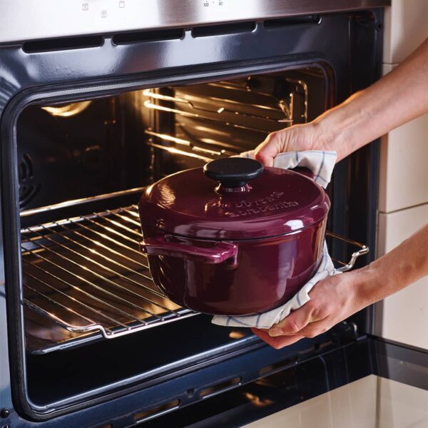 Brabantia Dutch Oven 20 cm in Aubergine Red with cast iron body and scratch-resistant enamel for even slow cooking
