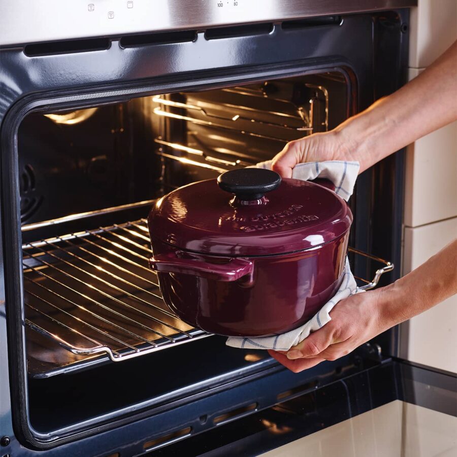 Brabantia Dutch Oven 20 cm in Aubergine Red with cast iron body and scratch-resistant enamel for even slow cooking