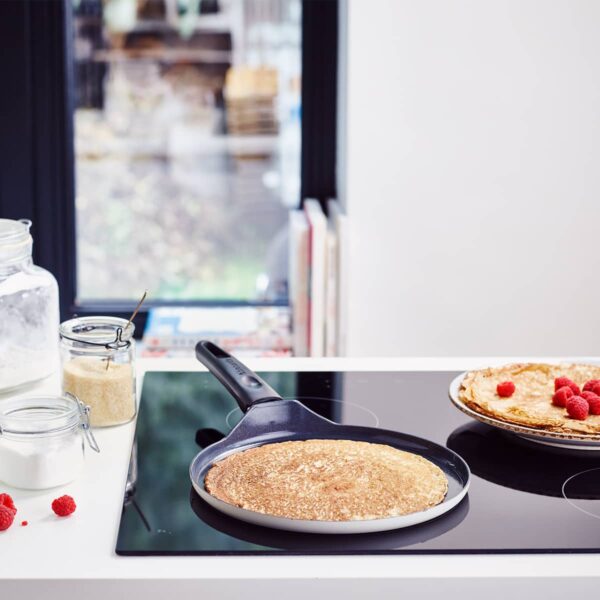 Brabantia Indu+ 28 cm non stick wok in Cool Grey with recycled aluminium ceramic coating and heat resistant soft grip handle