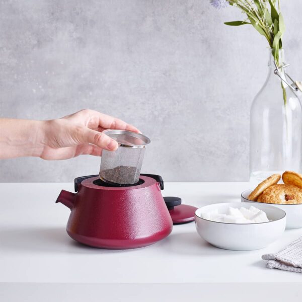 Brabantia T-Time 12 cm teapot with stainless steel tea strainer and anti-drip spout, available in 3 stylish colours