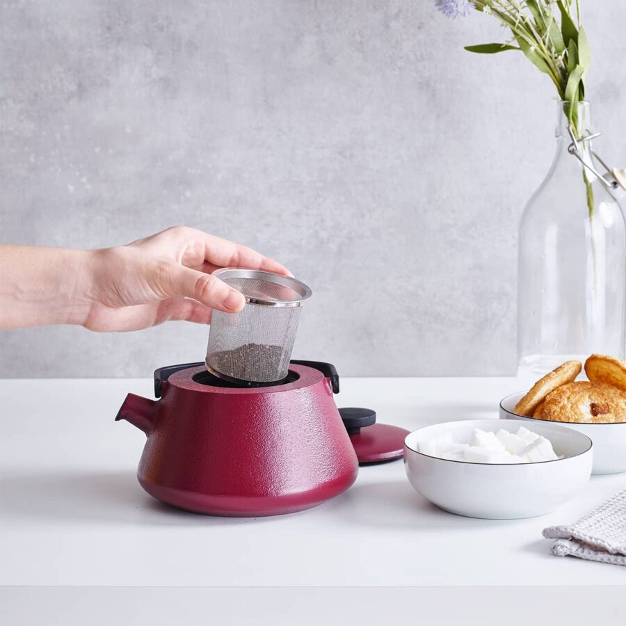 Brabantia T-Time 12 cm teapot with stainless steel tea strainer and anti-drip spout, available in 3 stylish colours