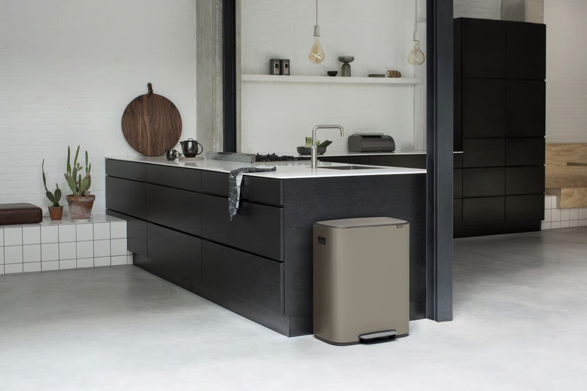 bo_pedal_bin_60l_-_platinum_-_8710755211409_brabantia_96dpi_1181x787px_e_nr-17148_1_1