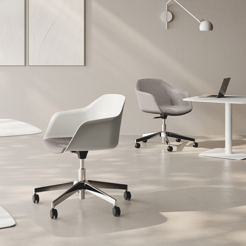 F05 Chair with wheels